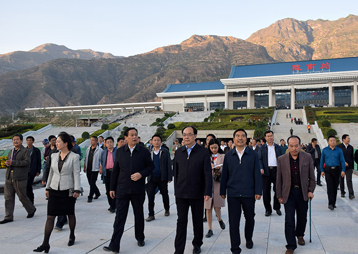 全國、省市政協(xié)委員體驗蘭渝鐵路、視察階州廣場