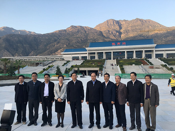 全國、省市政協(xié)委員體驗蘭渝鐵路、視察階州廣場