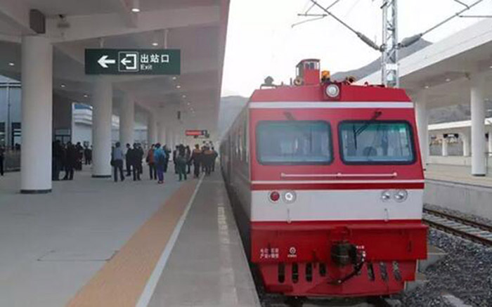 全國、省市政協(xié)委員體驗蘭渝鐵路、視察階州廣場