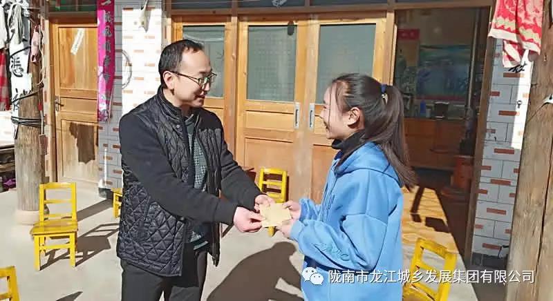 堅(jiān)持精準(zhǔn)幫扶，合力脫貧攻堅(jiān)——市龍江城鄉(xiāng)發(fā)展集團(tuán)、隴南太平洋財(cái)險(xiǎn)公司聯(lián)合開(kāi)展幫扶文縣橋頭鎮(zhèn)安子坡村2019年春節(jié)慰問(wèn)活動(dòng)